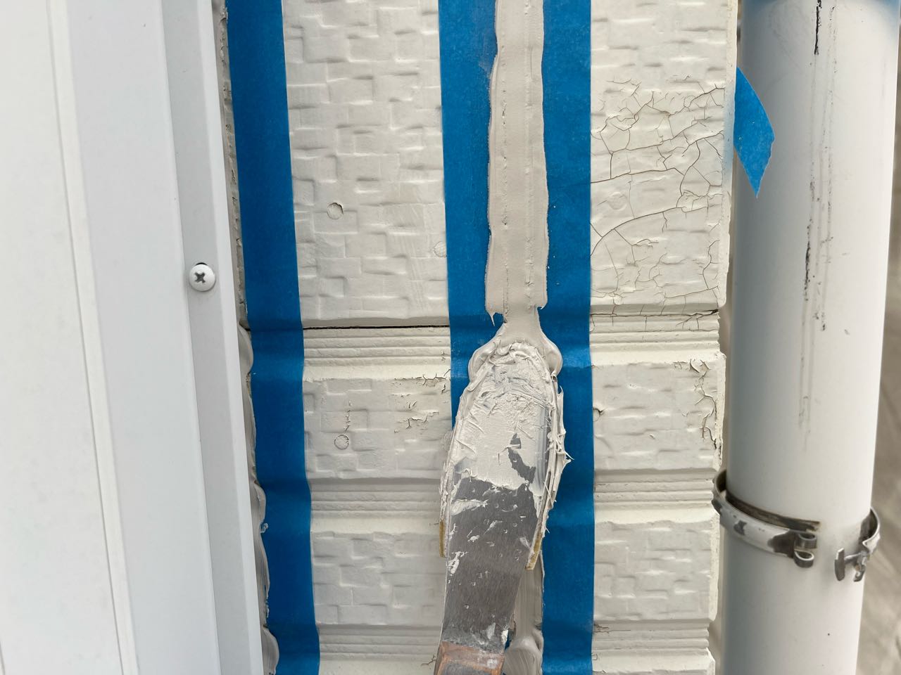 へらで押さえ込みます。