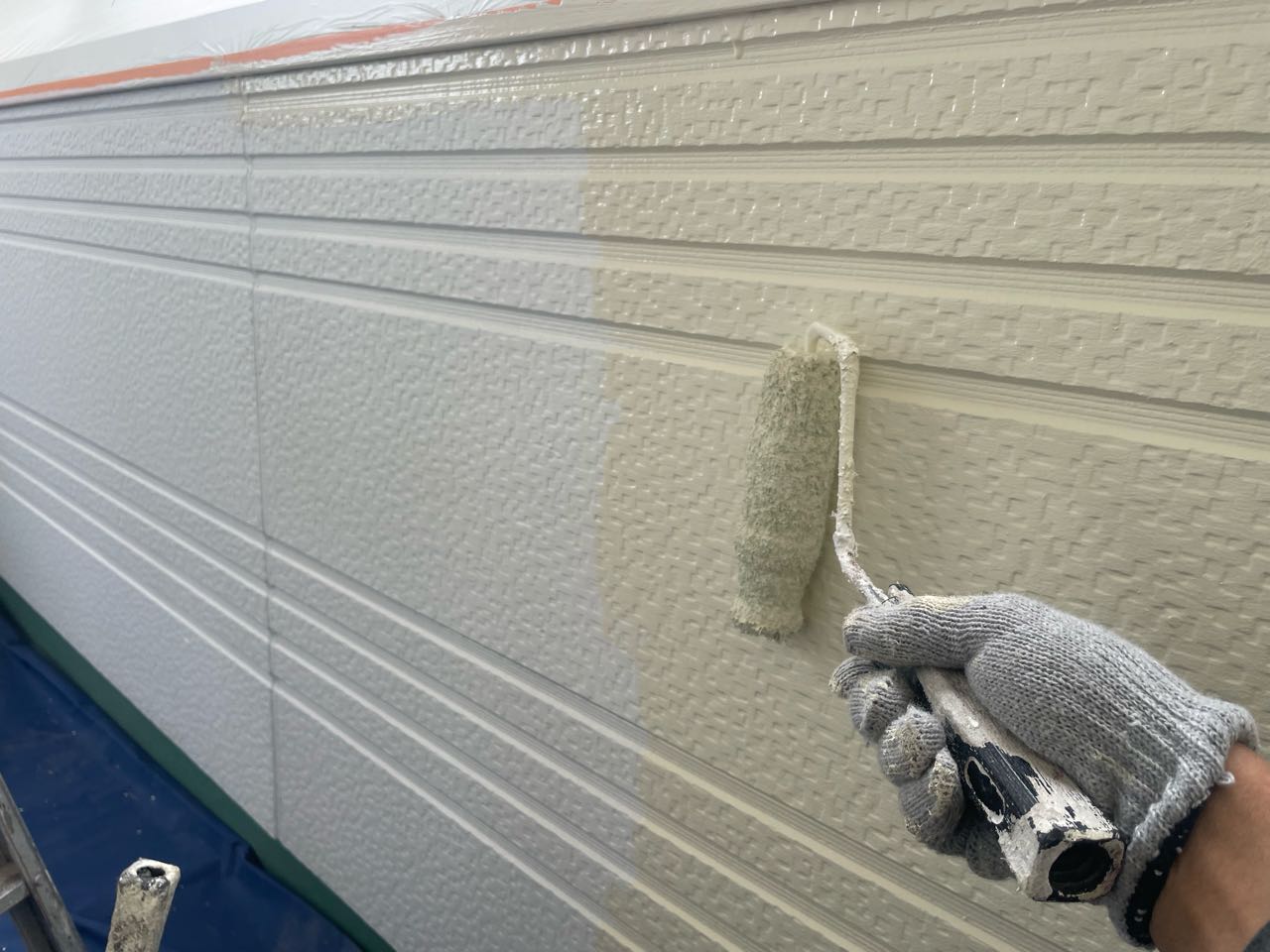 仕上げ塗装1回目です。