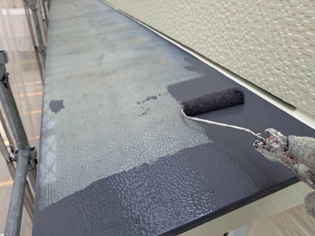 仕上げ塗装1回目です。