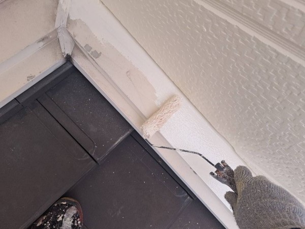 仕上げ塗装1回目です。