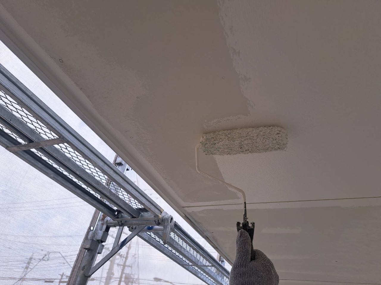 仕上げ塗装1回目です。