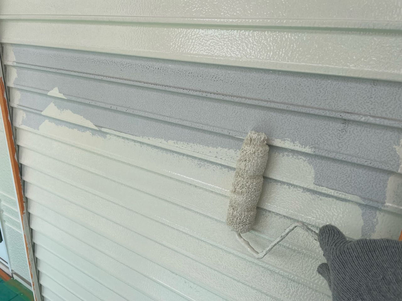 仕上げ塗装1回目です。