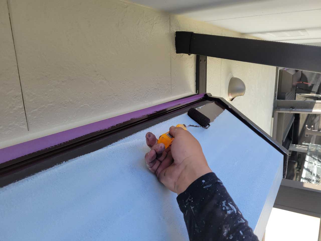 仕上げ塗装1回目です。