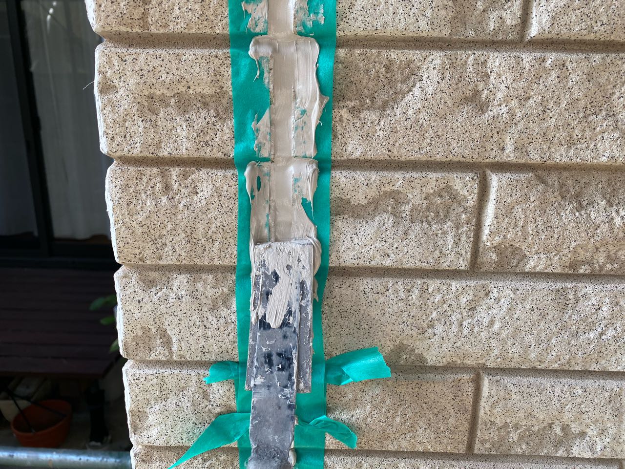 へらで押さえ込みます。