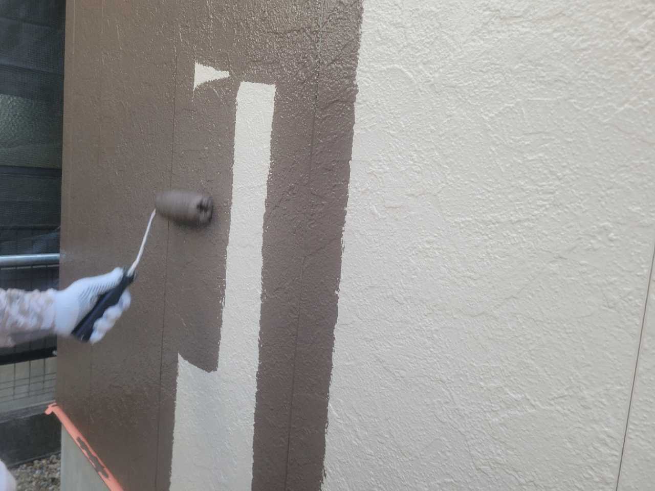 仕上げ塗装1回目です。