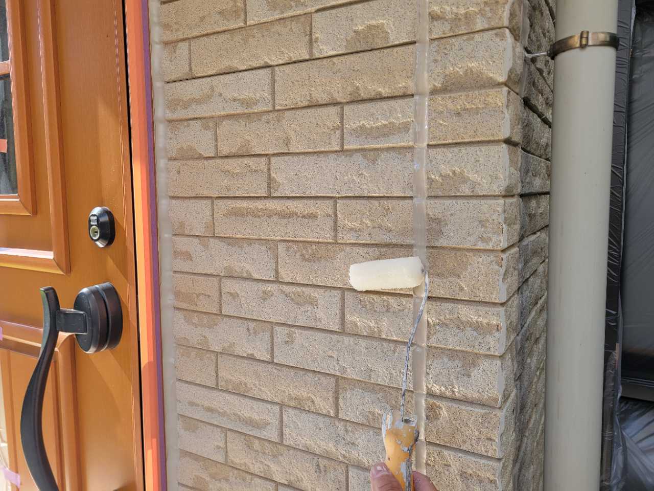 仕上げ塗装1回目です。