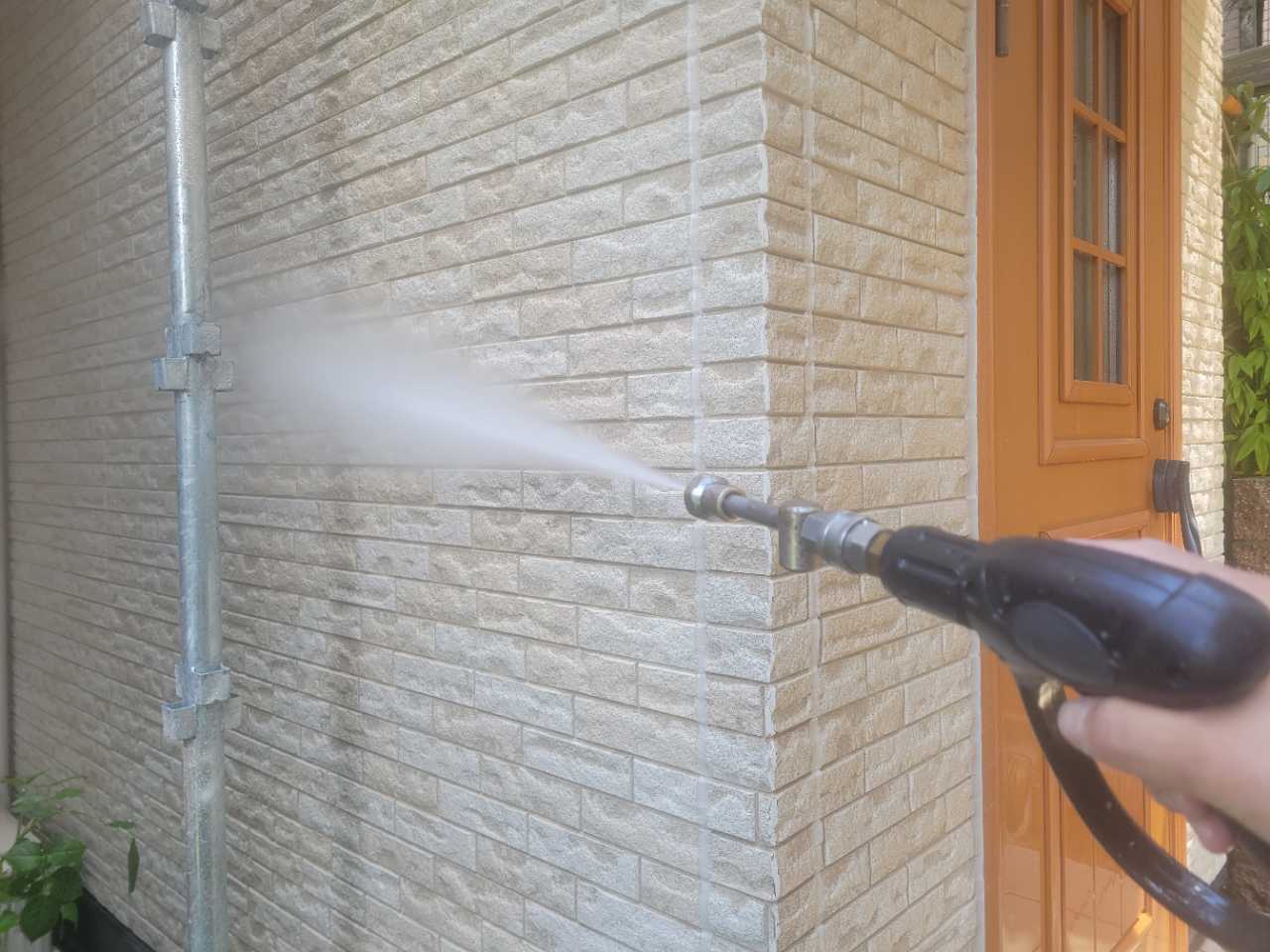 高圧洗浄します。