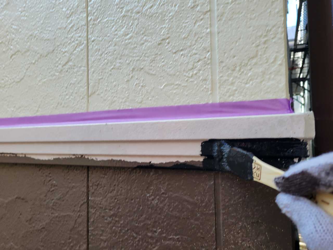 仕上げ塗装1回目です。