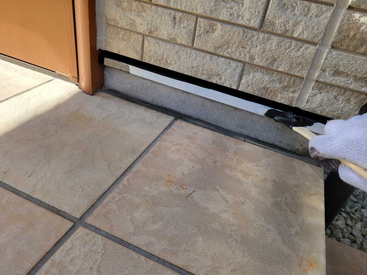 仕上げ塗装1回目です。