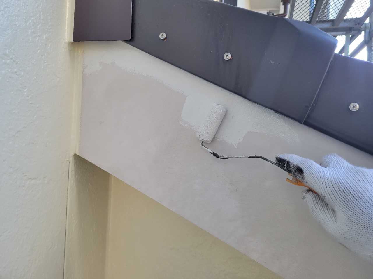 仕上げ塗装1回目です。