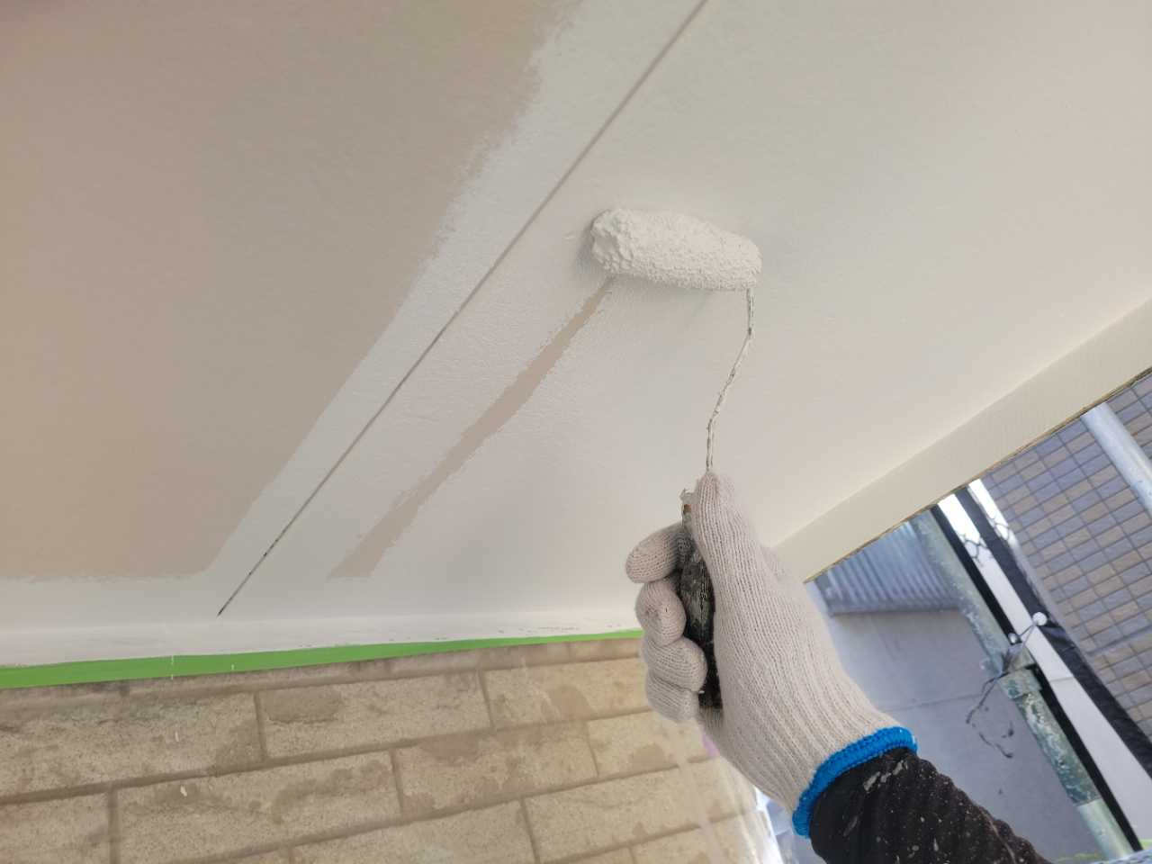 仕上げ塗装1回目です。