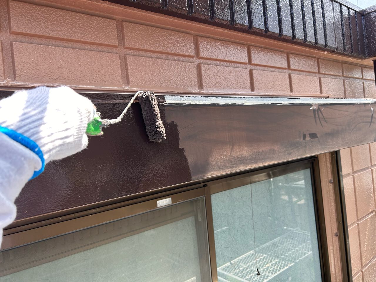 仕上げ塗装1回目です。