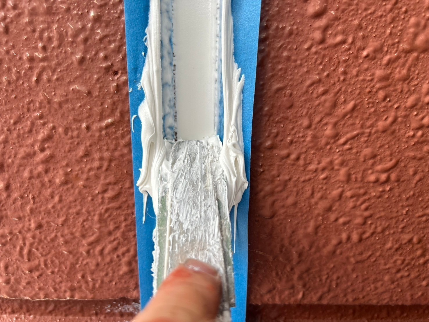 へらで押さえ込みます。