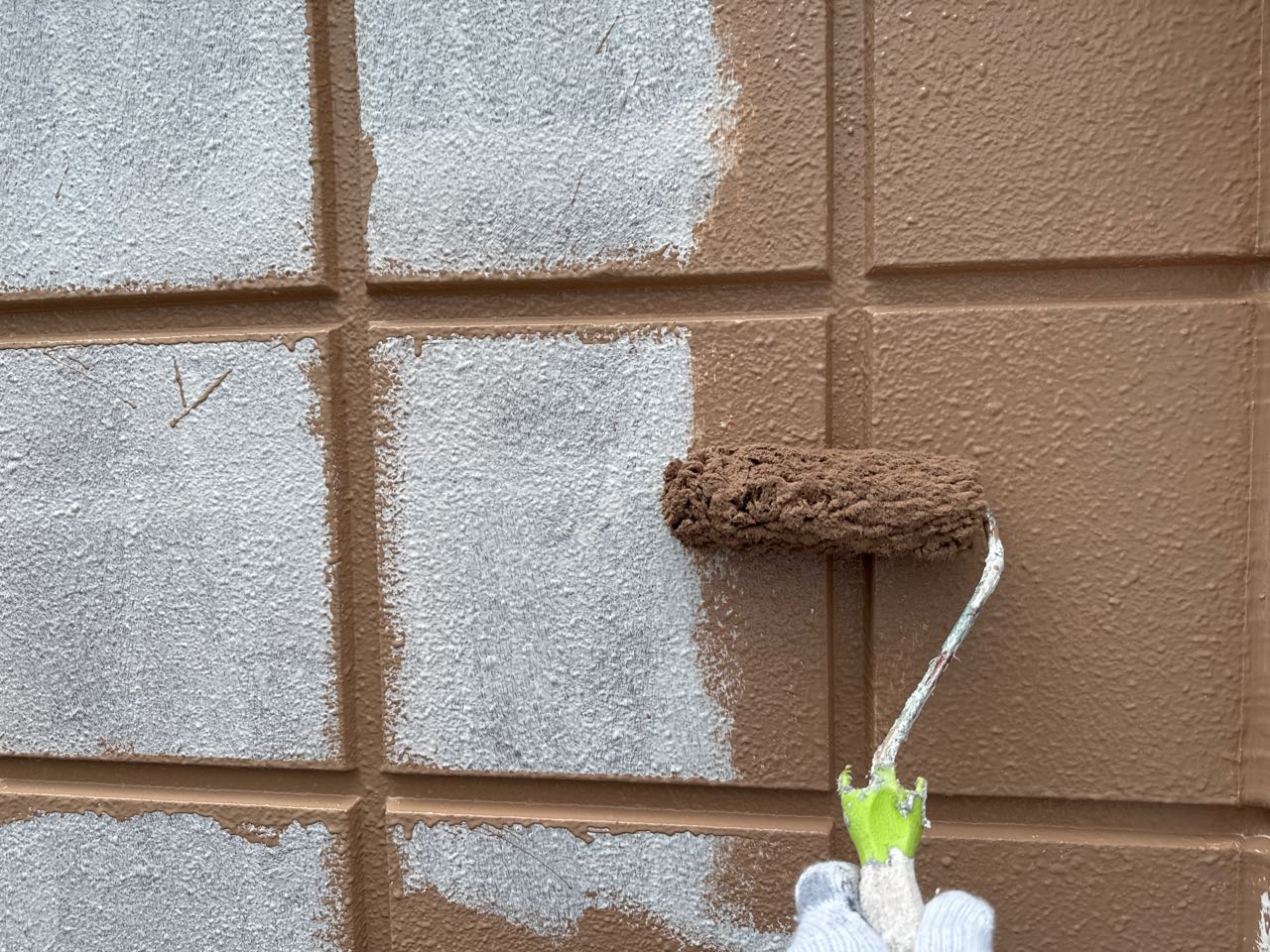 仕上げ塗装1回目です。