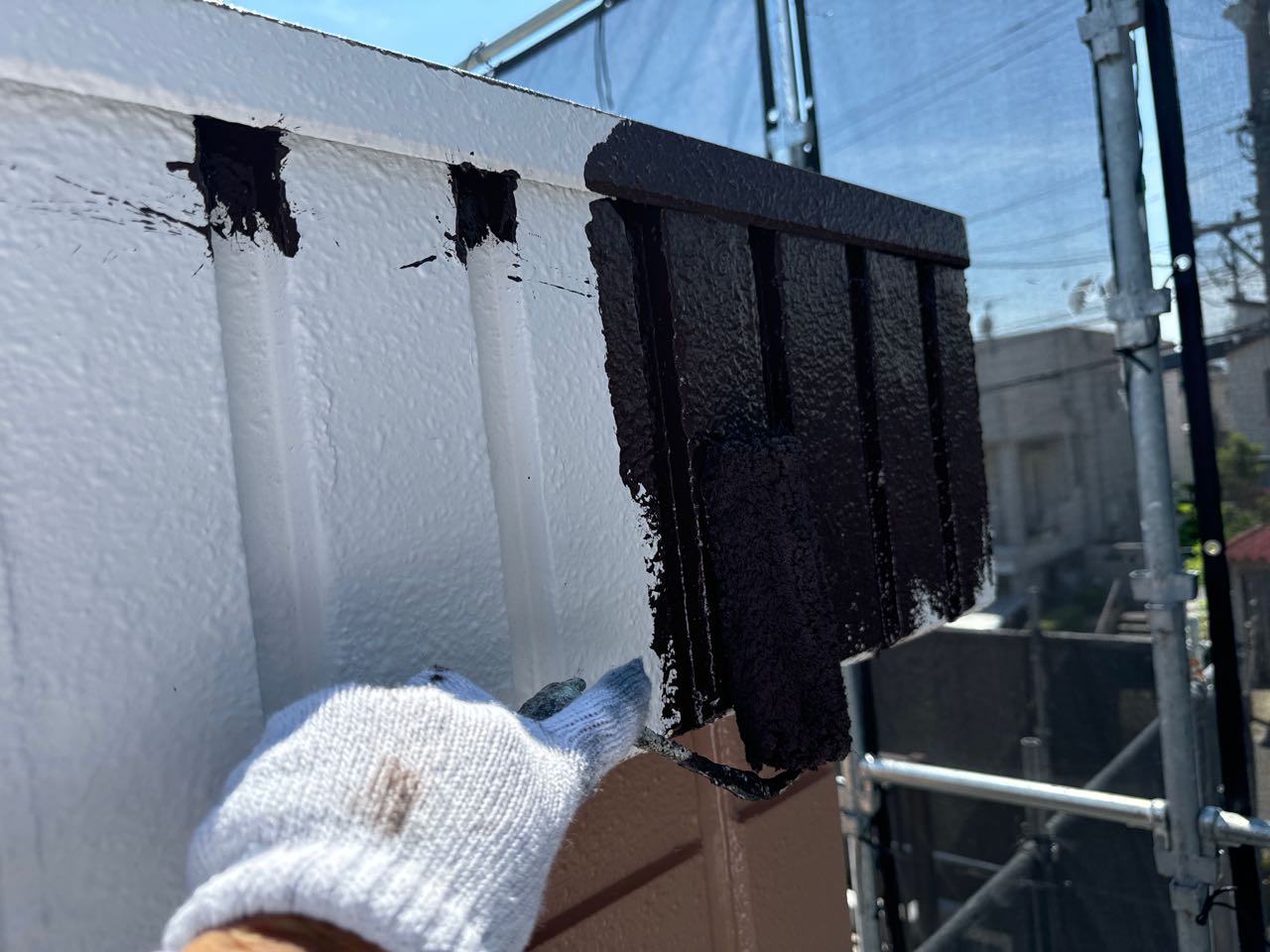 仕上げ塗装1回目です。