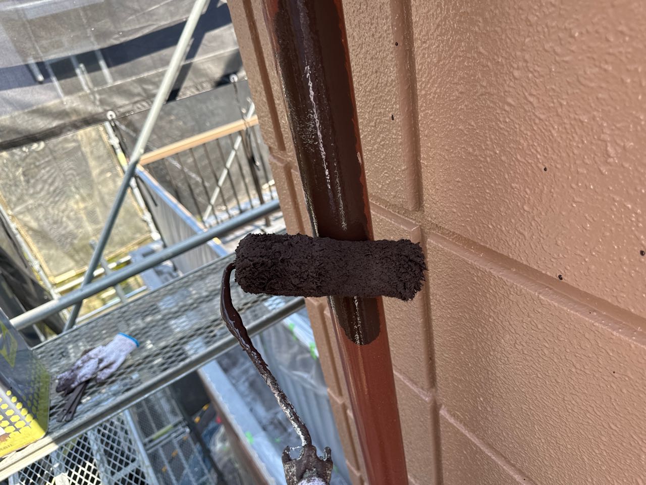 仕上げ塗装1回目です。