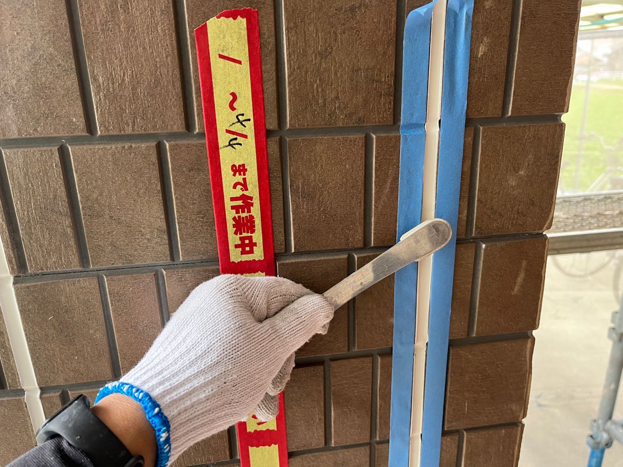 へらで押さえ込みます。