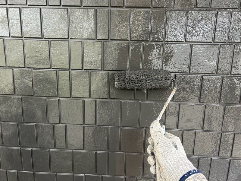 仕上げ塗装1回目です。