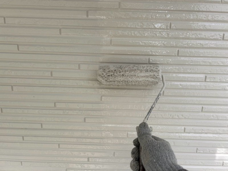 仕上げ塗装1回目です。