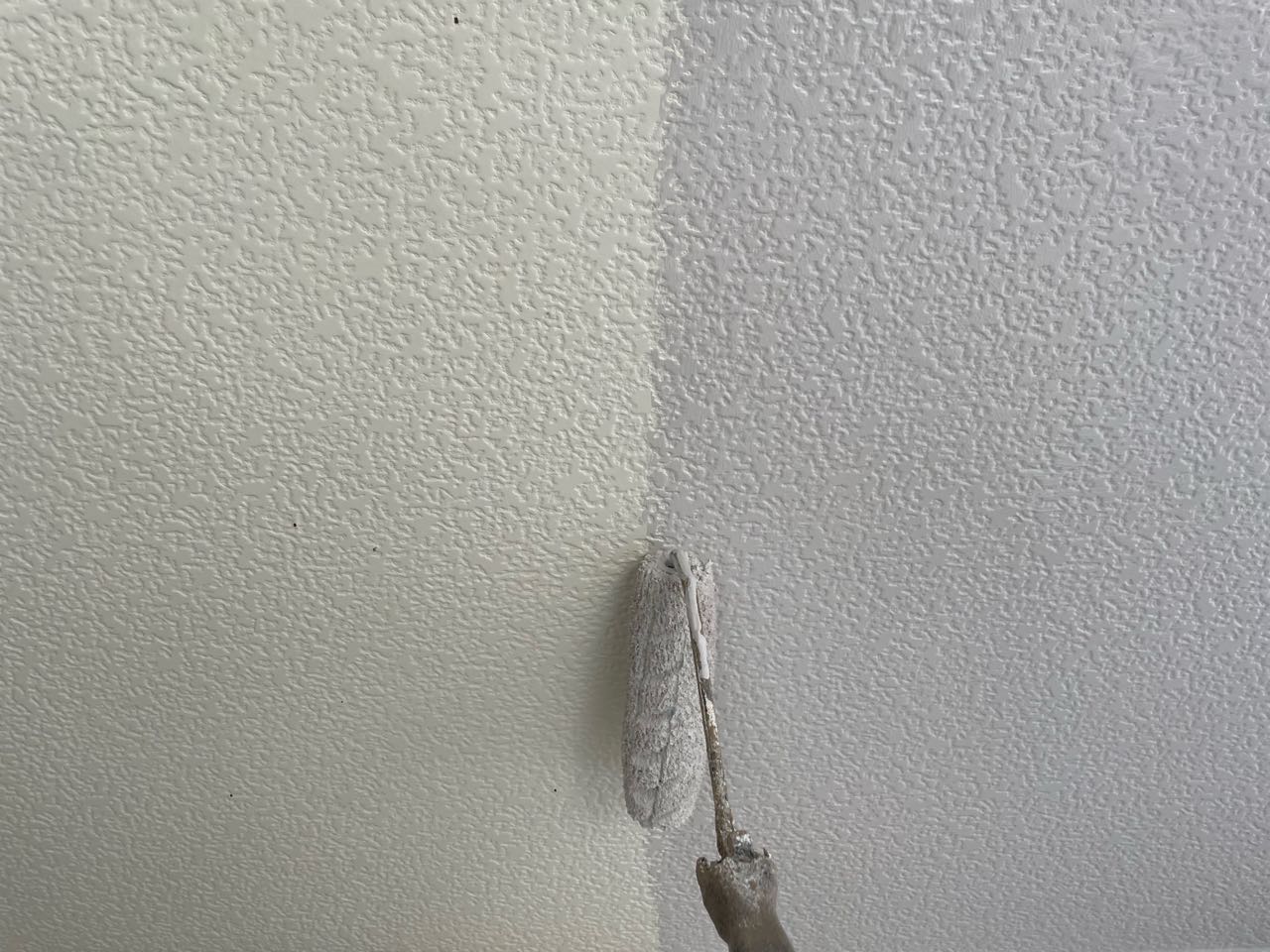 仕上げ塗装1回目です。