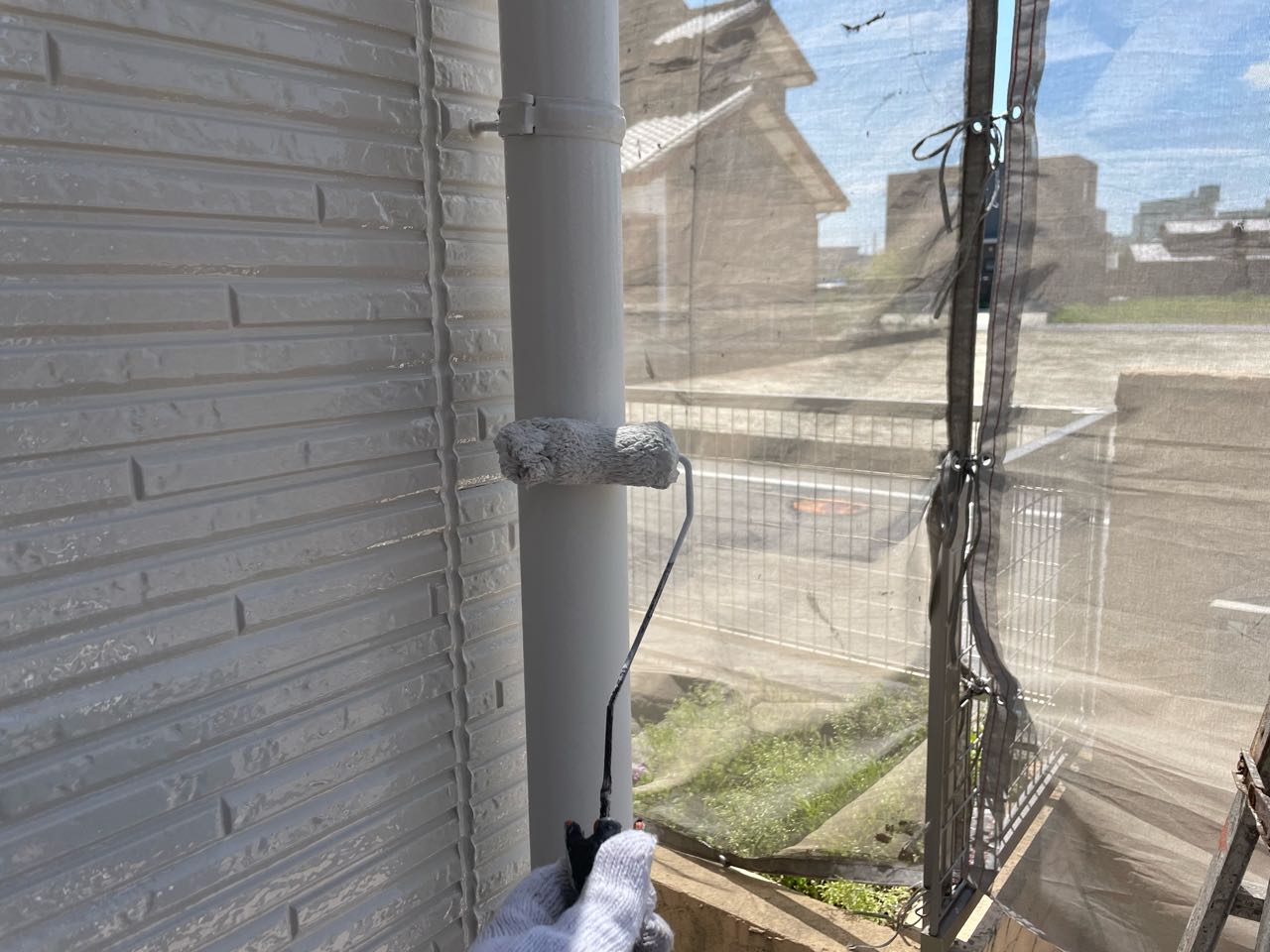 仕上げ塗装1回目です。