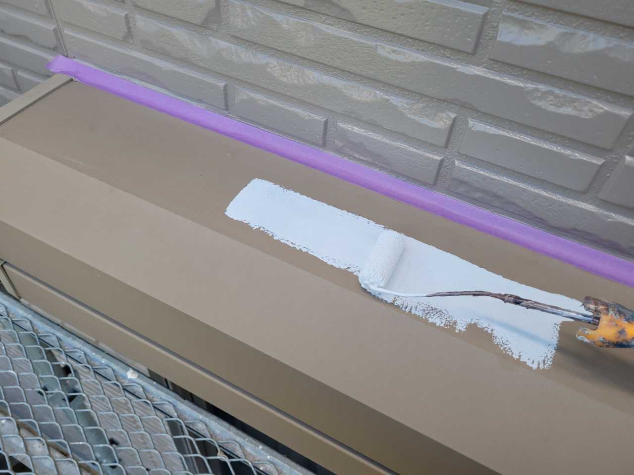 仕上げ塗装1回目です。