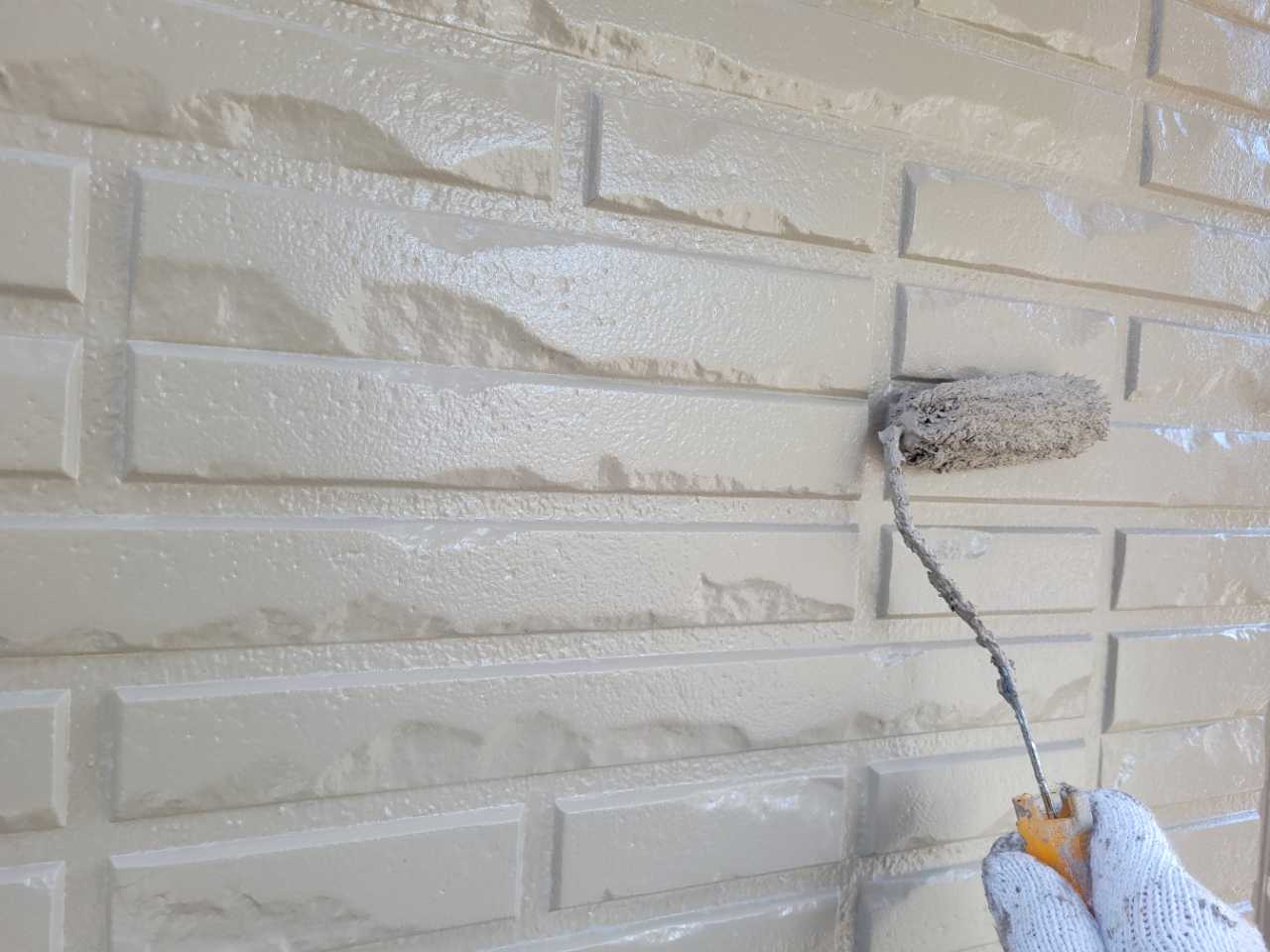 仕上げ塗装1回目です。