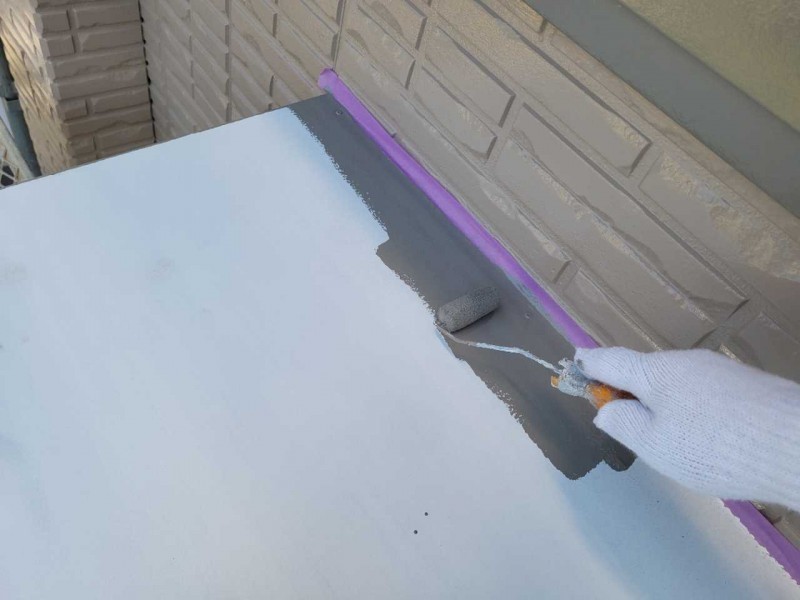 仕上げ塗装1回目です。