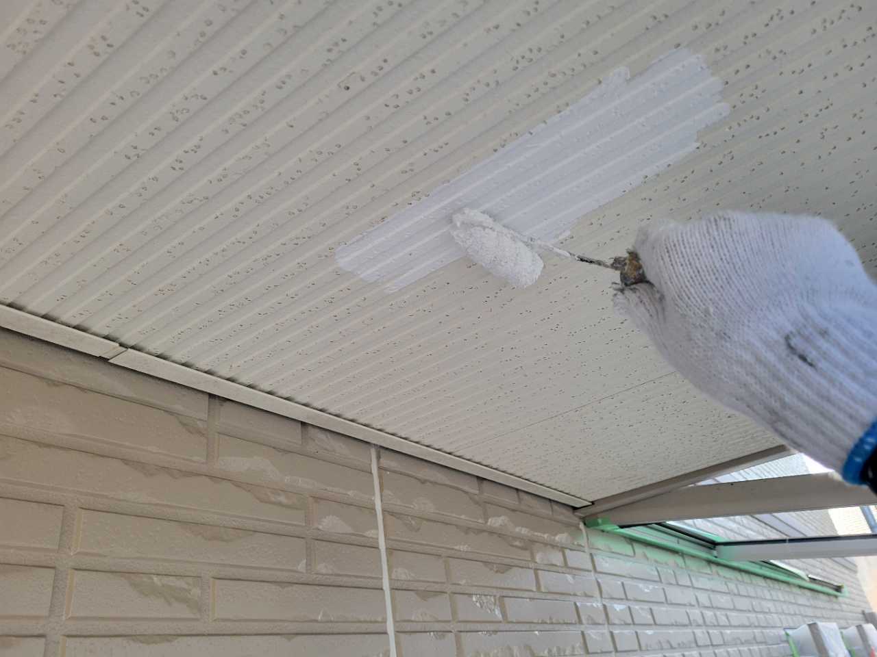 仕上げ塗装1回目です。