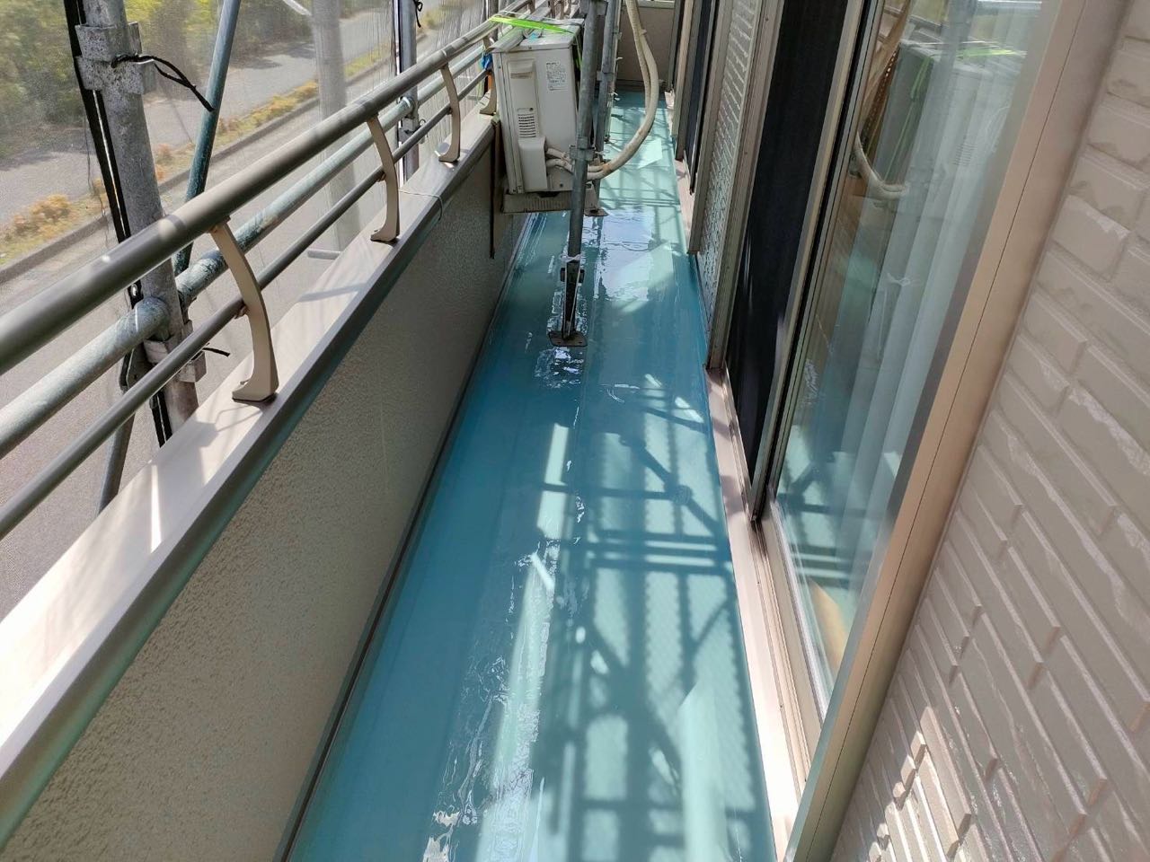 ウレタン防水塗布1回目。