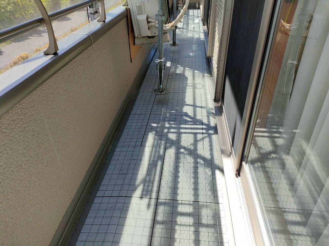 自着シートを張ります。