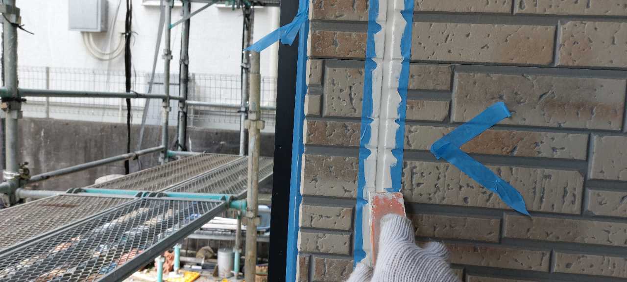 へらで押さえ込みます。