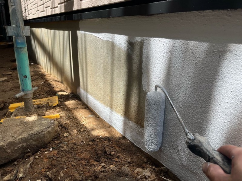 仕上げ塗装1回目です。