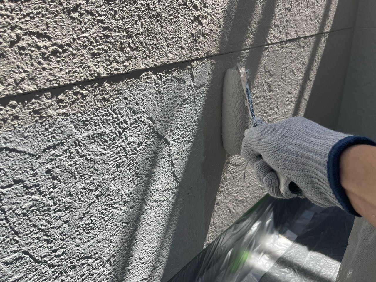 仕上げ塗装1回目です。