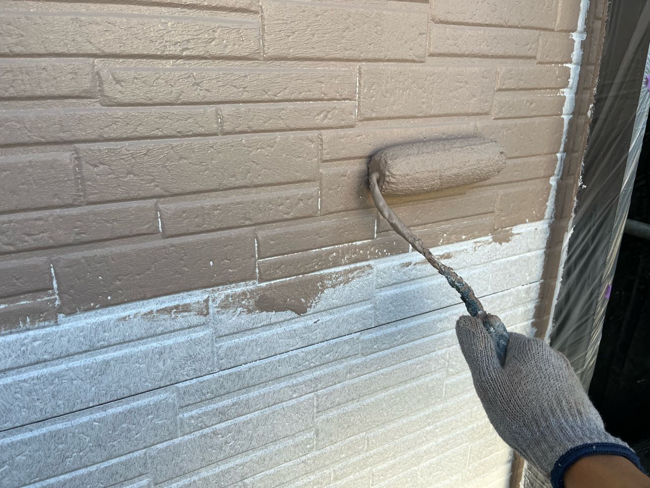 仕上げ塗装1回目です。