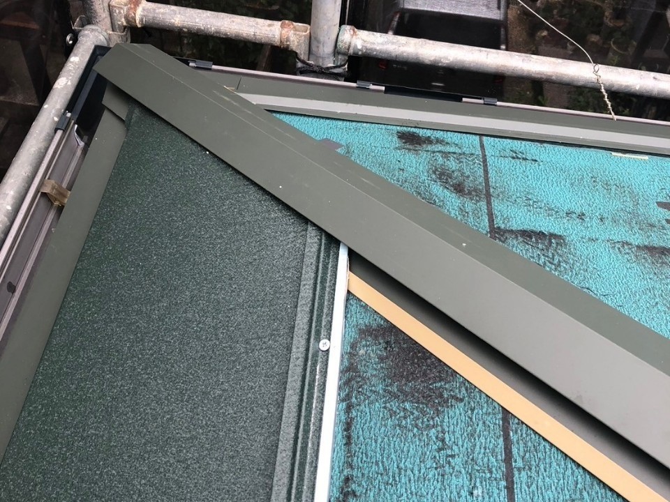 屋根材取り付けです。