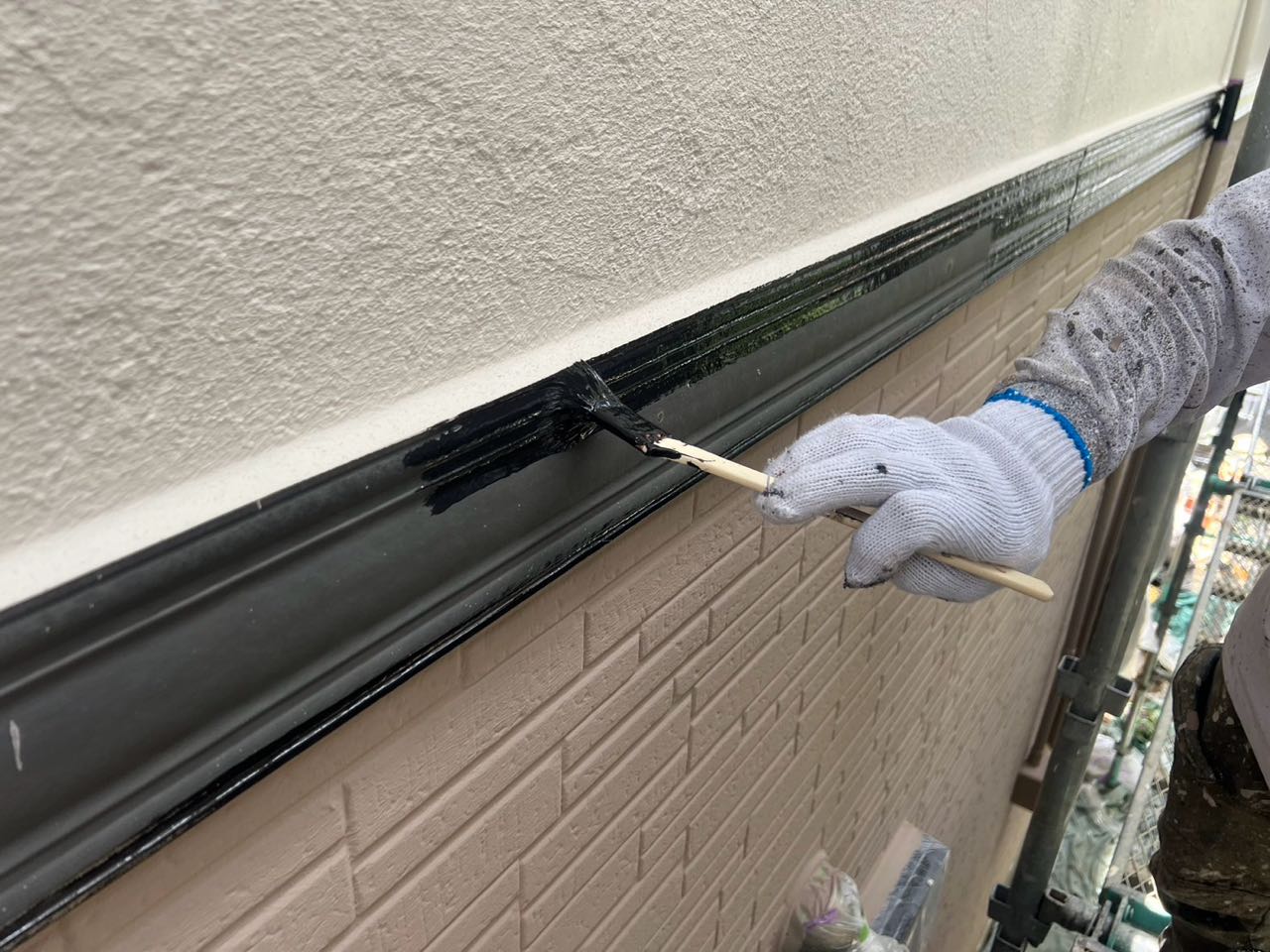 仕上げ塗装1回目です。