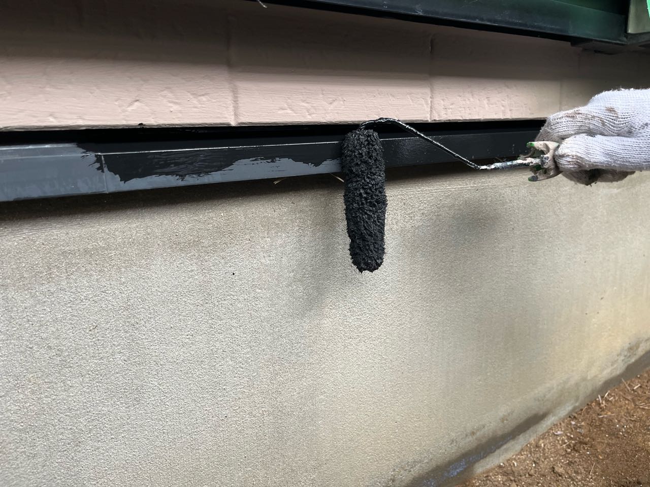 仕上げ塗装1回目です。