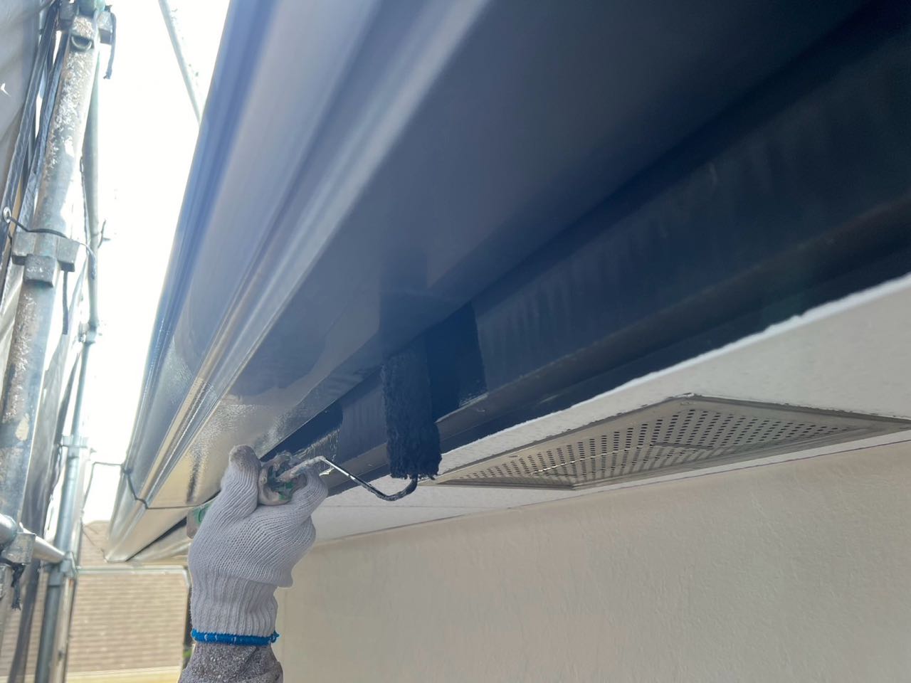 仕上げ塗装1回目です。