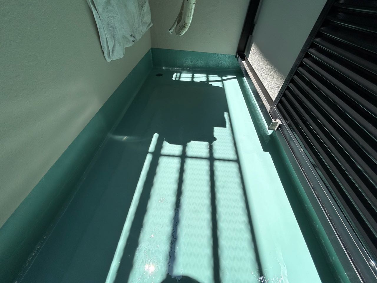ウレタン防水塗布1回目。