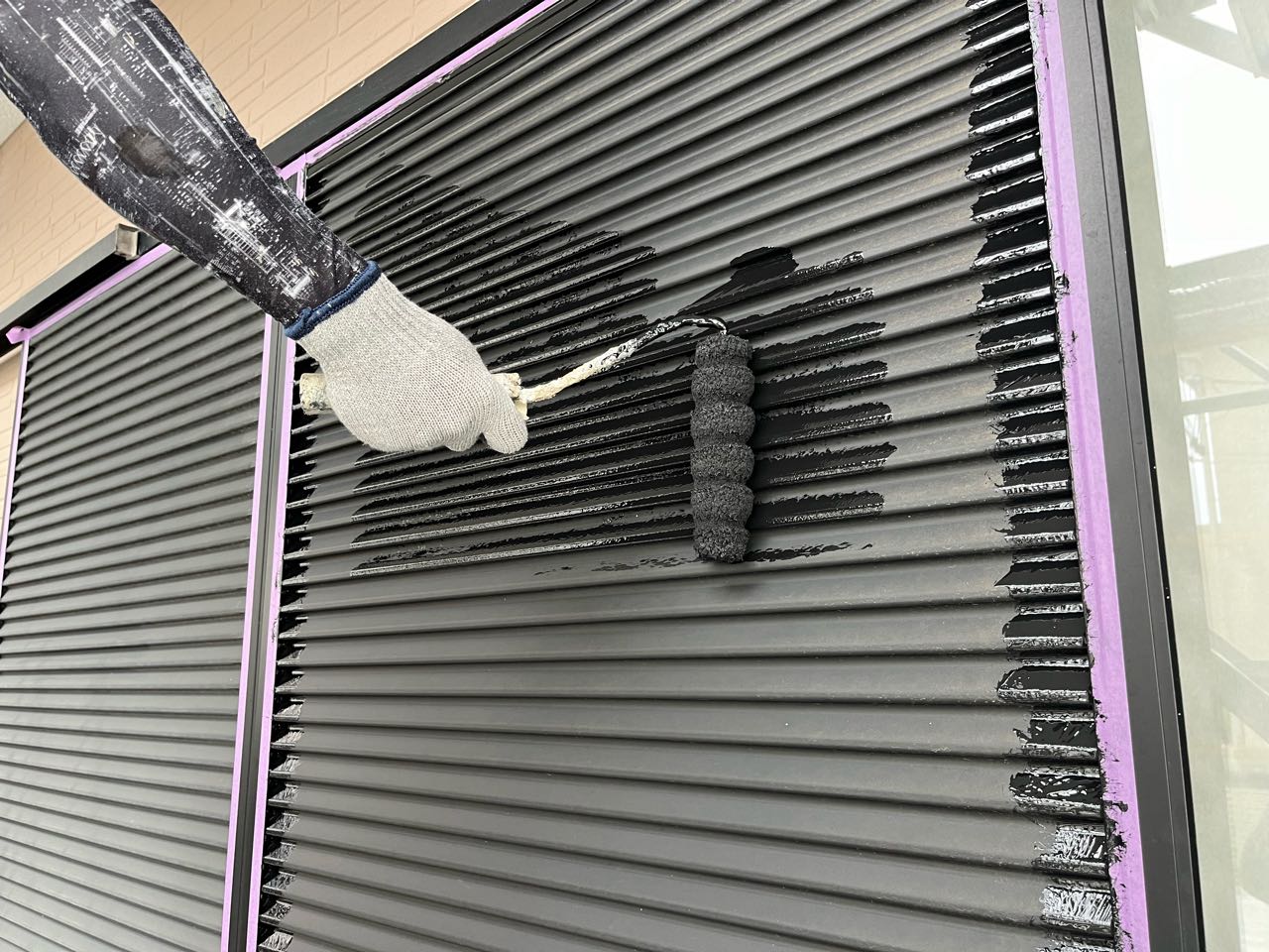 仕上げ塗装1回目です。