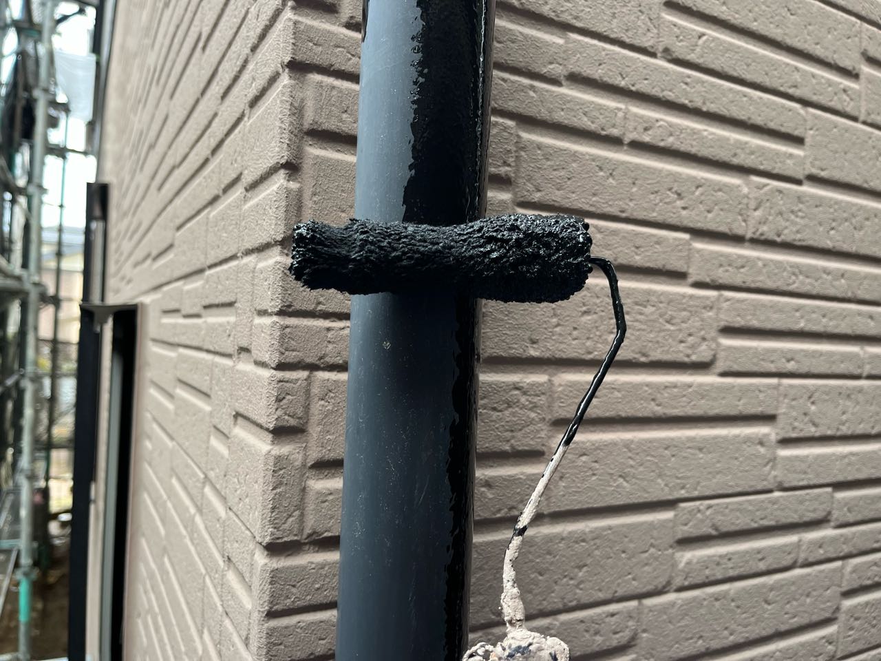 仕上げ塗装1回目です。