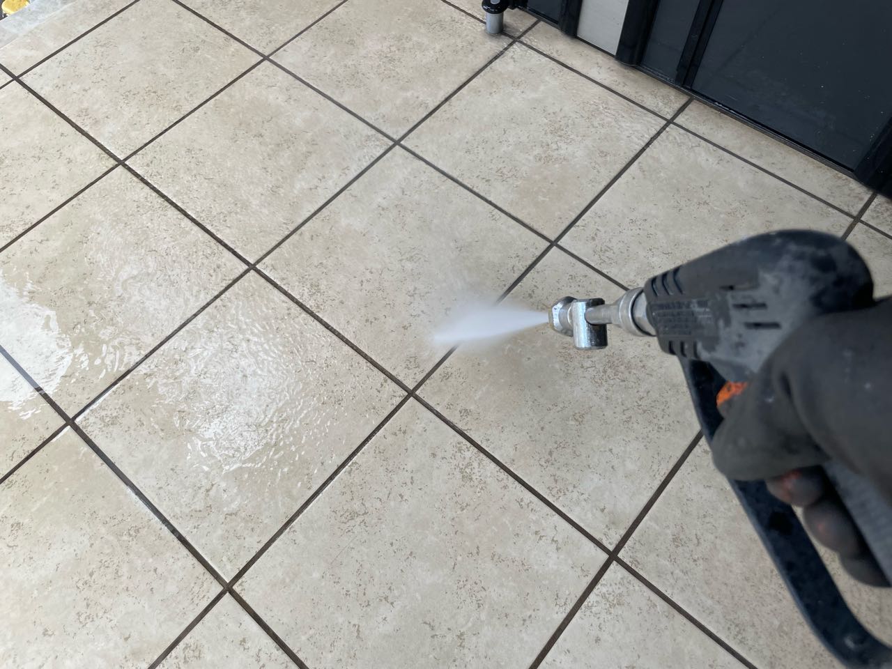 高圧洗浄します。