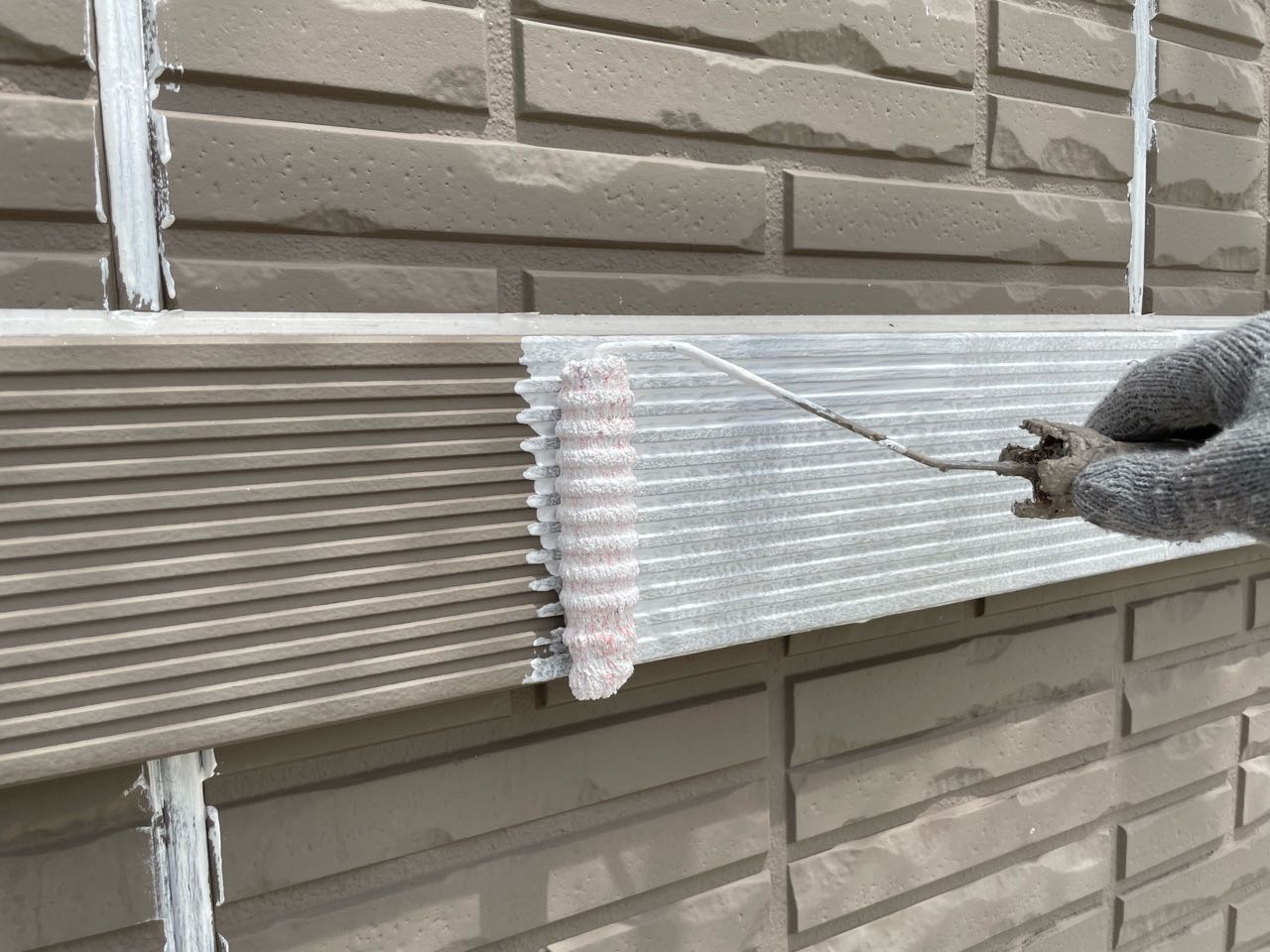 仕上げ塗装1回目です。