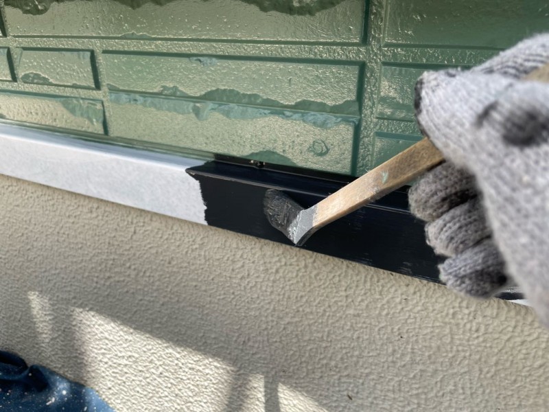 仕上げ塗装1回目です。