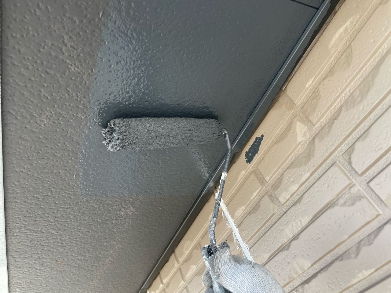 仕上げ塗装1回目です。