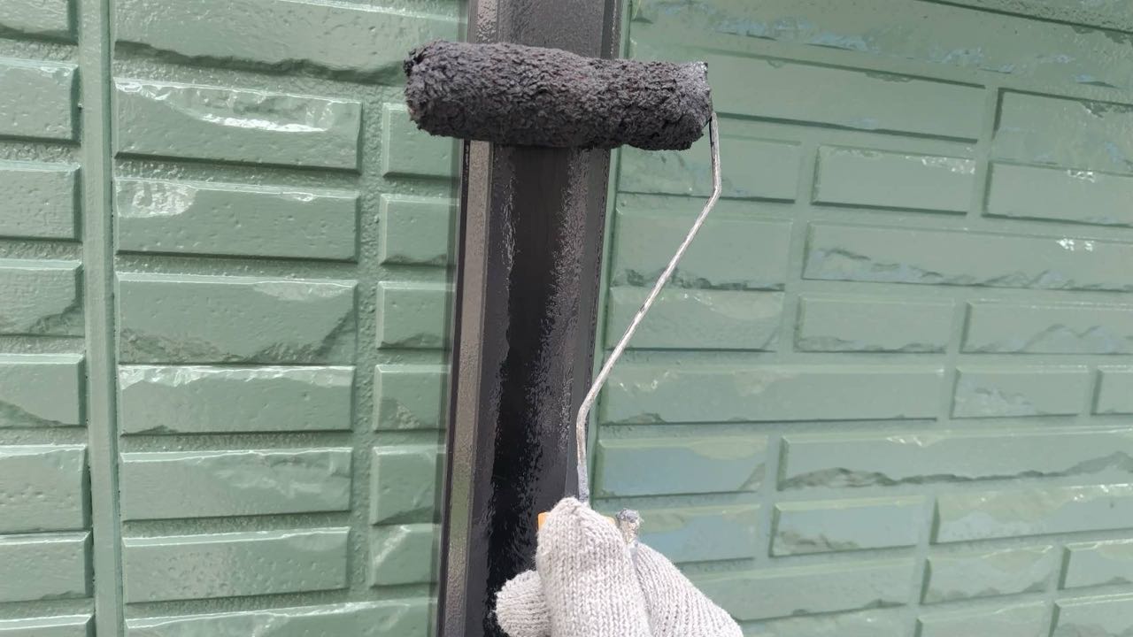 仕上げ塗装1回目です。