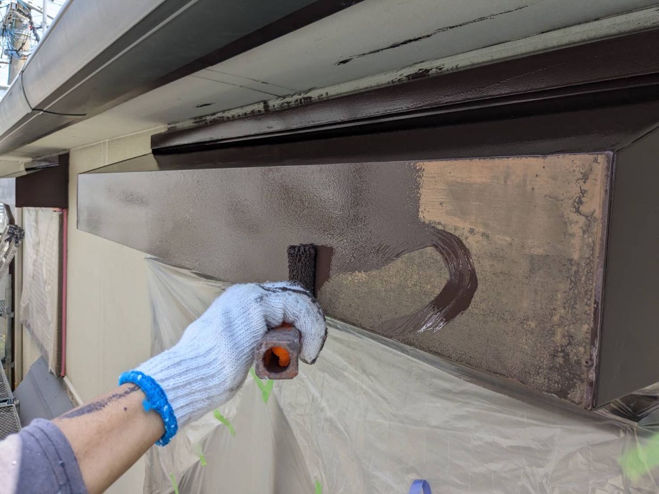 仕上げ塗装1回目です。