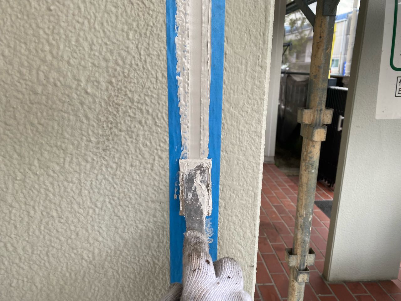 へらで押さえ込みます。