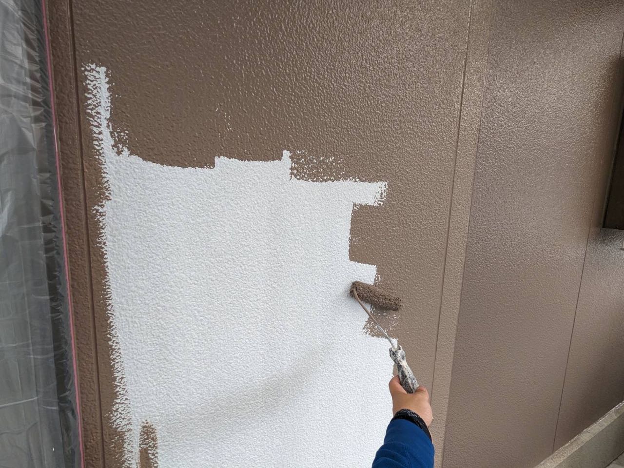 仕上げ塗装1回目です。